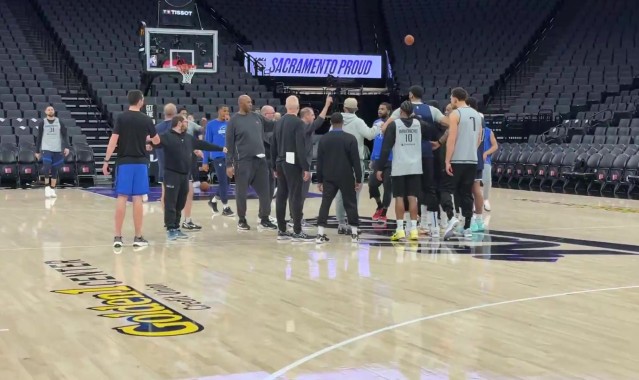 b体育-传奇控卫对决😃独行侠训练结束后 欧文和基德进行了一波攻防