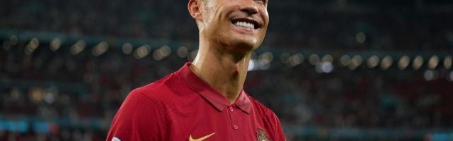 b体育官网-梅开二度成就历史第一人 但这夜的C罗赢得不完整